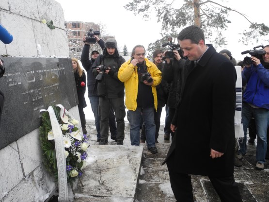 Zamjenik predsjedatelja Zastupničkog doma dr. Denis Bećirović položio vijenac na spomenik Židovima - žrtvama holokausta